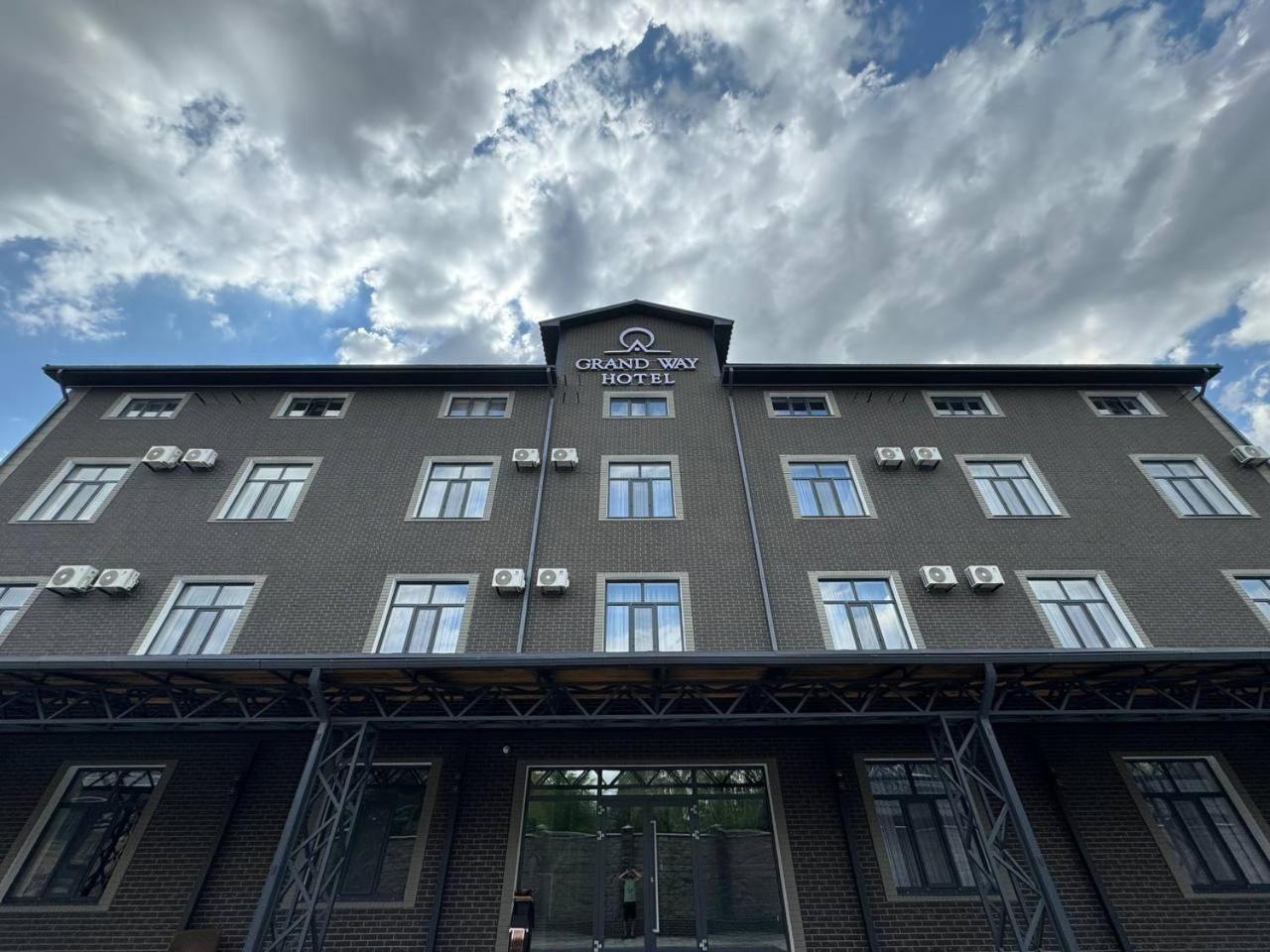 Grand Way Hotel Taras Exterior foto